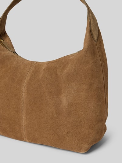 Produktfoto, Handtasche aus Leder mit Schulterriemen von Mango in brauner Wildlederoptik, sichtbare Struktur, Hauptfach mit Reißverschluss, Größe 28x22x16 cm, Schulterriemen 44 cm.