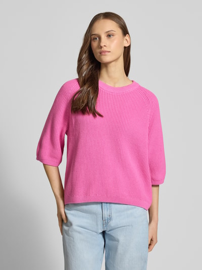 Frauenmodel trägt Oversized Strickpullover aus reiner Baumwolle Modell 'MARGE' von JJXX, in Pink, Strick-Optik, Rundhalsausschnitt, 3/4-Arm, gerippte Abschlüsse, Ganzkörperansicht von vorne.
