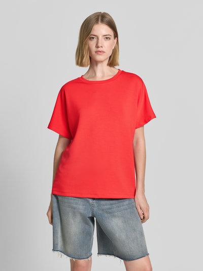 Frauenmodel trägt Damen T-Shirt mit Rundhalsausschnitt Modell 'BANU' von Soyaconcept in Rot, Relaxed-Fit, Material-Mix mit Modal-Anteil, Ganzkörperansicht von vorne.