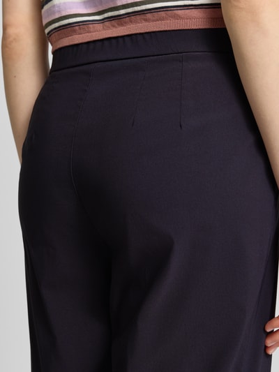 Frauenmodel trägt Hose aus Viskose-Mix in verkürzter Passform Modell 'FENJA2' von STEHMANN, elastischer Bund, Detailaufnahme Rückansicht. Damen Hose, Viskose-Mix mit Stretch-Anteil, Bundweite bei Größe 36: 40 cm, Innenbeinlänge bei Größe 36: 66 cm.