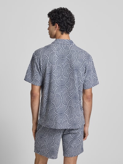 Männermodel trägt Relaxed Fit Freizeithemd mit Baumwoll-Anteil Modell 'CLEMENT' von Only & Sons, allover gemustert, Frottee-Textur, Resortkragen, Ganzkörperansicht Rückansicht.