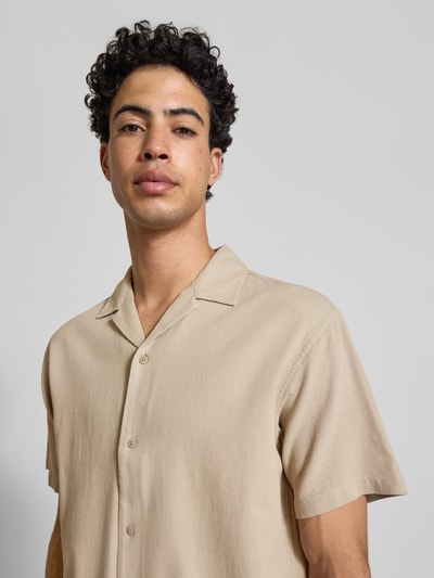 Männermodel trägt Regular Fit Freizeithemd mit Strukturmuster Modell 'Global' von Jack & Jones, beige, Reverskragen, Nahaufnahme Oberkörper