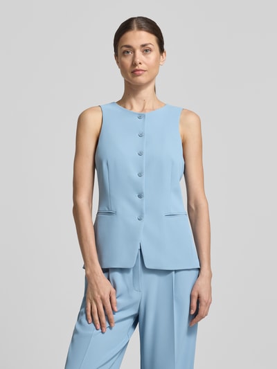 Vrouwenmodel draagt Weste met Rundhalsausschnitt und Paspeltaschen van V by Vera Mont, lichtblauw, regular fit, materiaal-mix met stretch, knoopsluiting, paspelzakken, ruglengte 60 cm, frontale opname van het volledige lichaam.