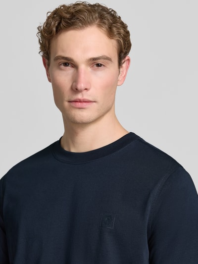 Männermodel trägt dunkelblaues Herren T-Shirt mit Rundhalsausschnitt und Logo-Print von Lerros, Baumwoll-Mix, Regular-Fit, Nahaufnahme Oberkörper. Rückenlänge bei Größe M: 71 cm.