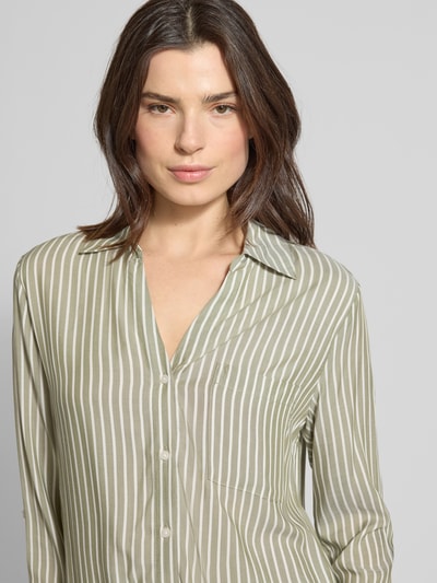 Kobiece modelka nosi Regular Fit Langarmbluse aus reiner Viskose von s.Oliver RED LABEL, wzór na całej powierzchni, kołnierzyk koszulowy, dekolt w serek, brystasza, materiał: czysta wiskoza, kolory zielony z białymi paskami, krój regular fit, widok na górną część ciała z przodu