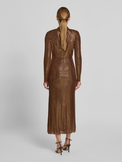 Frauenmodel trägt Maxikleid mit Allover-Ziersteinbesatz von Self-Portrait, braun, taillierte Passform, Langärmelig, Stehkragen, Rückansicht Ganzkörperansicht. Elastischer-Material-Mix, Schlüsselloch-Ausschnitt, Gesamtlänge 138 cm, Brustweite 43 cm, Ärmellänge 65 cm, Taillenweite 34 cm.