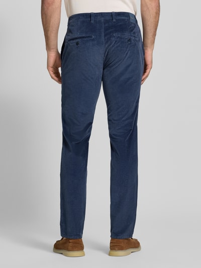 Männermodel draagt blauwe corduroy broek Modern Fit Cordhose aus Baumwoll-Mix model 'Fabio' van Brax, Heren, ganzlichaamsaanzicht achterkant.