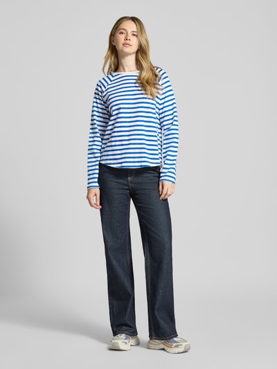 Modelka prezentuje bluzkę z długim rękawem z bawełny, krój relaxed fit, model 'Liva' od Lollys Laundry, okrągły dekolt, długość tyłu 60 cm, całkowity widok z przodu
