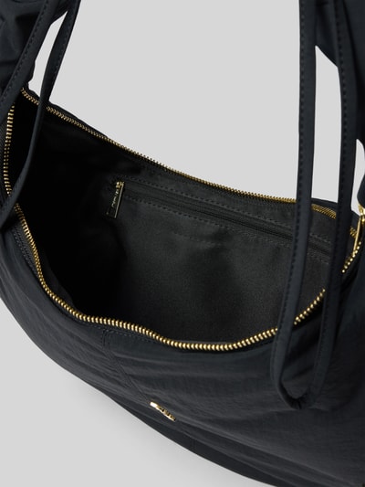 Produktfoto, Schultertasche in Schwarz mit goldfarbenem Reißverschluss, Produktname: Shoulder Bag mit Logo-Detail Modell 'Easy Buddy' von Hey Marly, Hauptfach sichtbar, feine Textur, Schulterriemen mit Tunnelzug, Maße 42x32x3 cm, Riemenlänge 72 cm