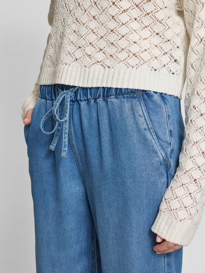 Only Jeansy o kroju regular fit z szeroką nogawką i elastycznym pasem model ‘GRETA’ Jeansowy niebieski melanż 3