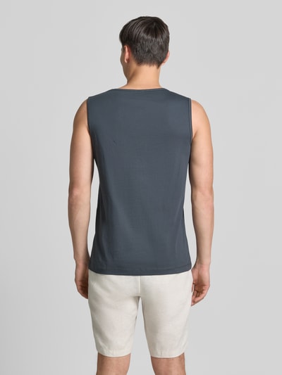Männermodel trägt Tanktop mit Rundhalsausschnitt und Logo-Print von Lerros aus Reine Baumwolle, Regular-Fit, Rückenlänge 69 cm, Ganzkörperansicht Rückansicht.