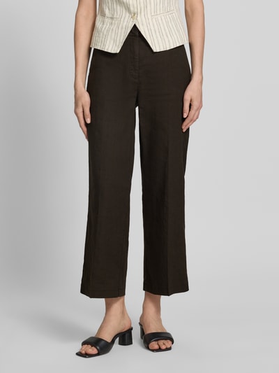 Frauenmodel trägt braune Cambio Chino aus Leinen-Mix mit Bügelfalte Modell 'CALIFORNIA', Straight Fit, Nahaufnahme Oberkörper bis Fuß.