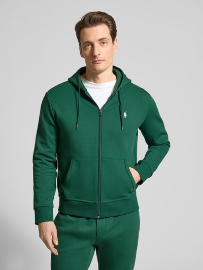 Mannenmodel draagt Regular Fit Sweatjacke aus Baumwoll-Mix van Polo Ralph Lauren, effen groen, met rits en capuchon, detailopname bovenlichaam.