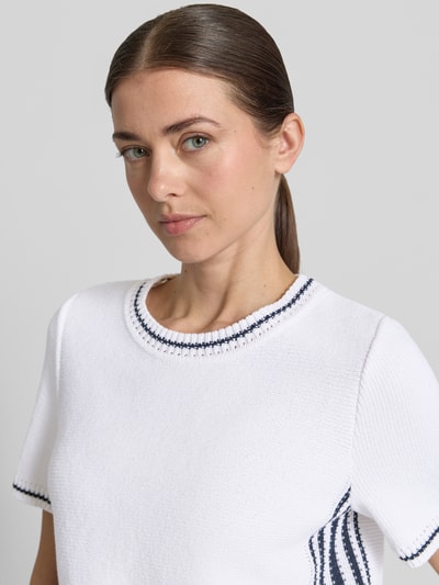 Frauenmodel trägt Strickshirt mit Kontraststreifen von Marc Cain, weiß mit navyblauen Details, Baumwoll-Mix, Regular-Fit, Nahaufnahme Oberkörper.
