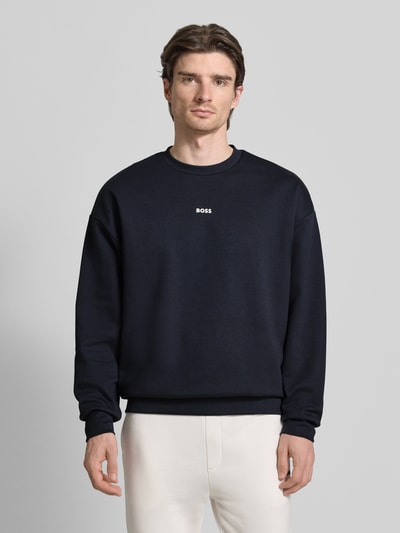 Männermodel trägt Regular Fit Sweatshirt aus Baumwoll-Mix Modell 'STENSON' von BOSS Green, unifarben, Rundhals, Ganzkörperansicht von vorne.