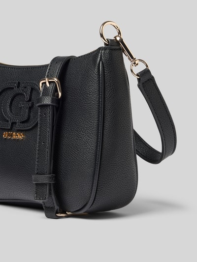 Produktfoto, Shoulder Bag in Leder-Optik Modell 'ISOLA' von Guess mit Logo-Detail, Hauptfach mit Reißverschluss, abnehmbarer Schulterriemen, schwarze strukturierte Oberfläche, Maße 25 cm Breite, 17 cm Länge, 8 cm Tiefe, Schulterriemen 66 cm.
