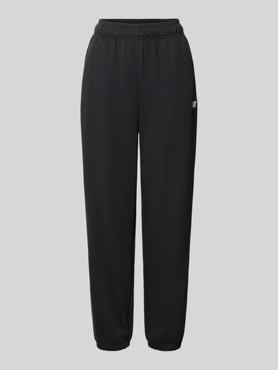 Produktfoto, Regular Fit Sweatpants mit Logo-Stitching von New Balance aus schwarzem Baumwoll-Mix, elastischer Bund, elastische Beinabschlüsse, schlichte Textur, Innenbeinlänge 74 cm bei Größe S