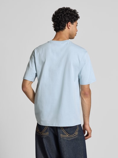 Männermodel trägt Relaxed Fit T-Shirt aus reiner Baumwolle Modell 'RICO' von Only & Sons in Hellblau, unifarben, Jersey, Ganzkörperansicht Rückansicht.
