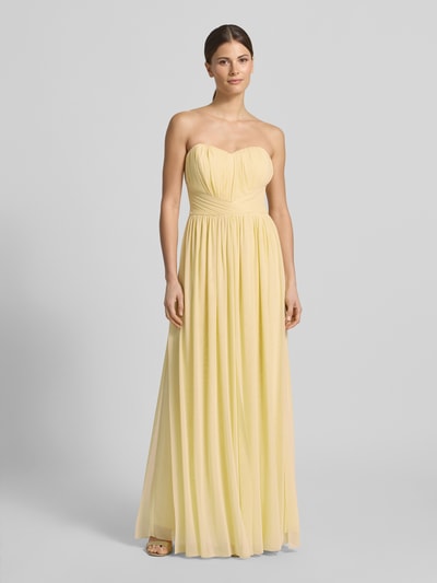Frauenmodel trägt Cocktailkleid im Off-Shoulder-Look von Lipsy, Maxikleid im Material-Mix mit Stretch-Anteil, taillierter Schnitt, dezentes Gelb, feine Raffung, Rückenlänge bei Größe 36: 132 cm, Brustweite bei Größe 36: 40 cm, Ganzkörperansicht von vorne.