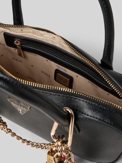 Produktfoto, Shoulder Bag in Leder-Optik Modell 'Davina' von Guess, Hauptfach mit Reißverschluss, goldfarbener Charm in Ketten-Optik, abnehmbarer Trageriemen, Reißverschlussfach auf der Innenseite, schwarze strukturierte Oberfläche, Maße 28x13x6 cm, Länge Schulterriemen 121 cm.