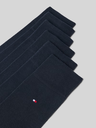 Produktfoto, schwarze Socken aus Baumwoll-Mix im 6er-Pack von Tommy Hilfiger, feine Struktur, dezentes Markenlogo, Herren Socken