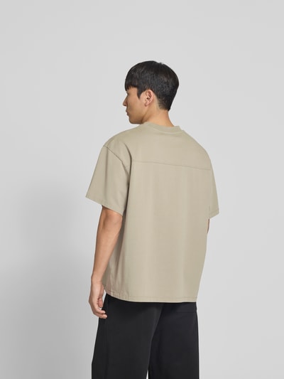 Männermodel trägt Relaxed Fit T-Shirt mit Logo-Stitching von WON HUNDRED aus reiner Baumwolle, Überschnittene Schultern, Rückenlänge 72 cm, Ganzkörperansicht Rückansicht.