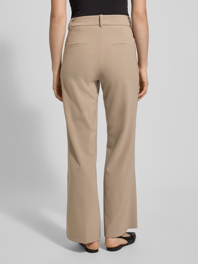 Vrouwenmodel draagt stoffen broek met materiaalmix, recht model, bandplooien, steekzakken, achterzakken, model 'AMELIE' van Cambio, geheellichaamsbeeld achteraan.