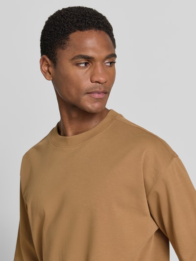 Männermodel trägt Relaxed Fit T-Shirt mit Rundhalsausschnitt von JAKE*S STUDIO MEN in Braun, Reine Baumwolle, Kurzärmelig, Nahaufnahme Oberkörper.