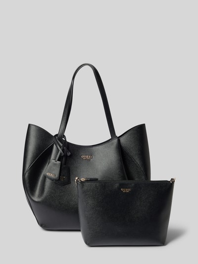Produktfoto, Tote Bag in Leder-Optik Modell 'Amorette' von GUESS, schwarze Farbe, Magnetverschluss, Logo-Detail, schmale Schulterriemen, Hauptfach, Maße 44x37x11 cm, Schulterriemen 56 cm, inklusive passender Innentasche, strukturierte Oberfläche
