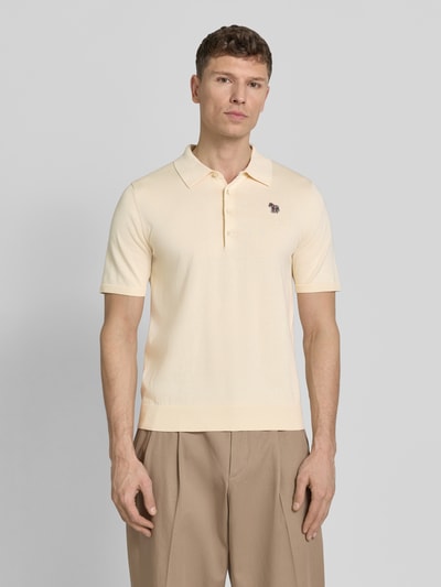 Männermodel trägt Regular Fit Poloshirt mit Knopfleiste von PAUL SMITH aus reiner Baumwolle mit Stitching, Ganzkörperansicht von vorne.