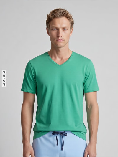 Männermodel trägt Regular Fit T-Shirt mit V-Ausschnitt von MCNEAL in Grün, reine Baumwolle, glatte Struktur, Ganzkörperansicht von vorne.
