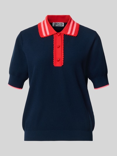 Produktfoto, Relaxed Fit Poloshirt aus Viskose-Mix Modell 'KONTRAST' von Essentiel Antwerp in Dunkelblau mit rotem Kragen und Knopfleiste, Damen Poloshirt von Essentiel Antwerp
