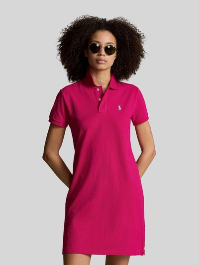 Frauenmodel trägt Regular Fit Minikleid mit Logo-Stitching Modell 'Polo' von Polo Ralph Lauren in Pink, Baumwolle, Polokragen, Nahaufnahme Oberkörper.