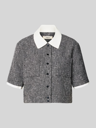 Produktfoto, Cropped Bluse mit Brusttaschen Modell 'LINO' von SUNCOO PARIS, Materiaalmix met viscose, korte look, overhemdkraag, knoopsluiting, borstzakken, ruglengte maat S 49 cm, mouwlengte maat S 28 cm