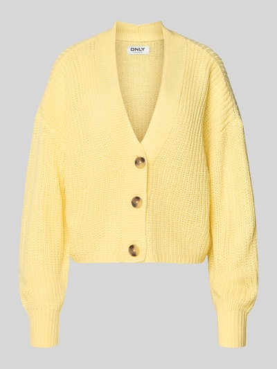 Produktfoto, Regular Fit Strickjacke mit einreihiger Knopfleiste Modell 'CAROL NICE' von Only in unifarbenem Gelb, gestrickte Textur, cropped, tiefer V-Ausschnitt, langarm, gerippte Abschlüsse, Label Stitching