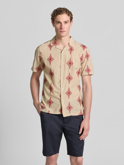 Männermodel trägt Slim Fit Freizeithemd mit Stitchings Modell 'LEOPOLD' von Casual Friday, Beige mit Rot, Reine Baumwolle, Reverskragen, Knopfleiste, Ganzkörperansicht von vorne. Rückenlänge bei Größe M: 72 cm, Schulterbreite bei Größe M: 46 cm, Ärmellänge bei Größe M: 25 cm.