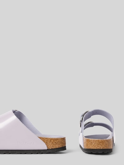 Produktfoto, Hausschuhe aus echtem Leder Modell 'Arizona' von Birkenstock in zartem Fliederton, abgerundete Passform, 3 cm Absatz, strukturierte Gummisohle, Logo-Detail sichtbar, Damen Hausschuhe, seitliche und Rückansicht, KI-modifiziertes Bild