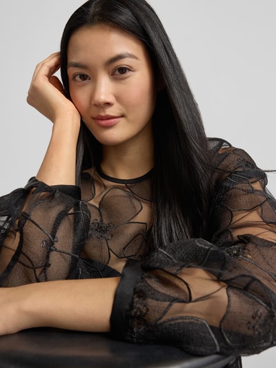 Kobiece modelka nosi Bluzka w transparentnej optyce z okrągłym dekoltem od Luisa Cerano, wzór na całej powierzchni, krój regular fit, długość tyłu 61 cm, długość rękawów 58 cm, półzbliżenie górnej części ciała.