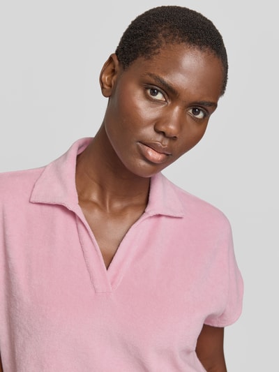 Frauenmodel trägt Poloshirt in Frottee-Optik von Juvia aus Baumwoll-Mix, Relaxed-Fit, Polokragen, kurzärmelig, Nahaufnahme Oberkörper.