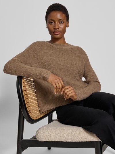 Kobiece modelka nosi brązowy sweter Relaxed Fit Pullover aus Woll-Mix model 'Febisana' od BOSS, widok na górną część ciała z przodu, damski sweter