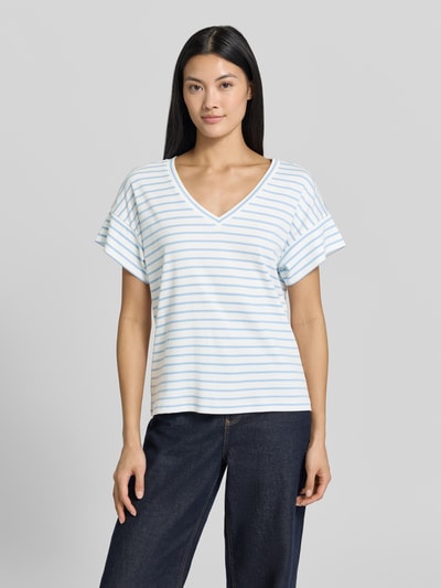 Frauenmodel trägt Relaxed Fit T-Shirt aus reiner Baumwolle von s.Oliver RED LABEL in Weiß mit blauen Streifen, Ganzkörperansicht von vorne.