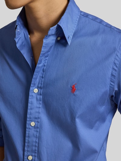 Männermodel trägt Regular Fit Freizeithemd aus reiner Baumwolle von Polo Ralph Lauren in Blau, Logo-Stitching, Button-Down-Kragen, Nahaufnahme Oberkörper.