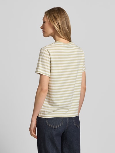 Frauenmodel trägt T-Shirt mit Rundhalsausschnitt und Label-Stitching von Gant, Reine Baumwolle, Regular-Fit, Rückansicht, Rückenlänge 56 cm bei Größe S