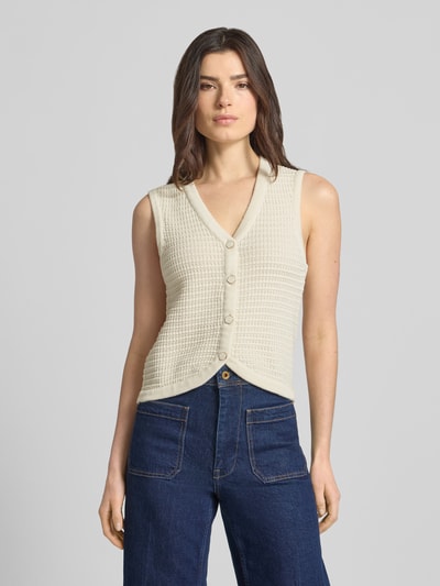 Frauenmodel trägt Strickweste mit V-Ausschnitt Modell 'MIKALA' von B.Young aus Reiner Baumwolle, Regular-Fit, Knopfleiste; Ganzkörperansicht von vorne.