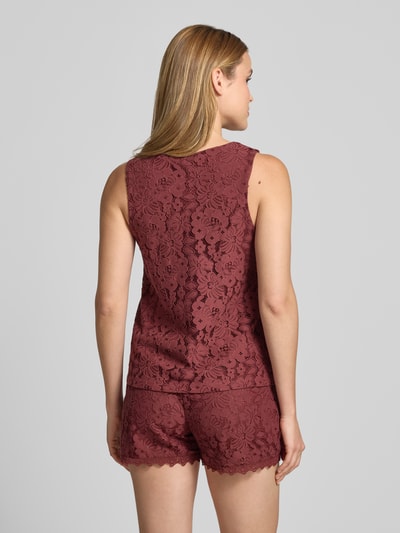 Frauenmodel trägt Regular Fit Trägertop aus Baumwoll-Mix Modell 'HONEY' von Vero Moda, Optik: Unifarben, Spitzen-Muster, V-Ausschnitt, breite Träger, Materialverarbeitung: Spitze, Ganzkörperansicht Rückansicht.