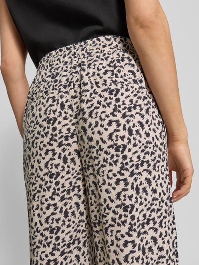 Frauenmodel trägt Loose Fit Weite Hose aus Viskose-Leinen-Mix Modell 'JESMILO' von Vero Moda, Optik:Allover-Muster, Detailaufnahme.