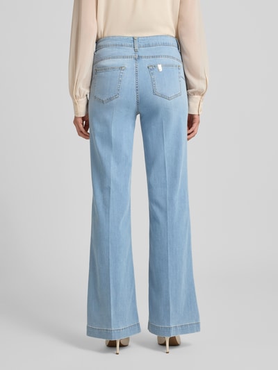 Liu Jo White Flared Jeans mit Eingrifftaschen und Knöpfen Hellblau 5
