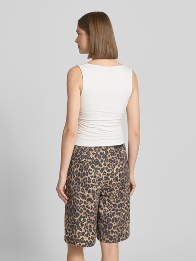 Männermodel trägt Slim Fit Trägertop mit Raffungen und V-Ausschnitt Modell 'MY' von Topshop, bawełna z elastanem, krój slim fit, cropped, jasny kolor, gładka tekstura, Ganzkörperansicht Rückansicht.