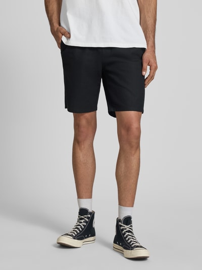 Männermodel trägt Regular Fit Bermudas aus Baumwoll-Leinen-Mix Modell 'LINUS' von Only & Sons, unifarben, Nahaufnahme Oberschenkel.