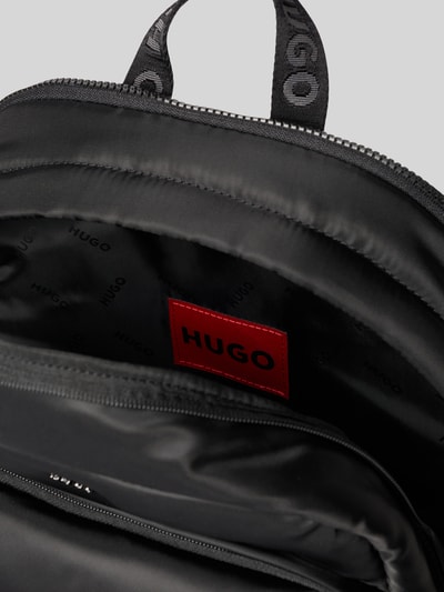 Produktfoto, plecak HUGO model 'AYDEN_NEW_BACKPACK' z jednokolorowego materiału, główna przegroda, przegródka na laptop, kieszenie zapinane na zamek błyskawiczny, metalowa aplikacja z metką, możliwość noszenia na ramieniu